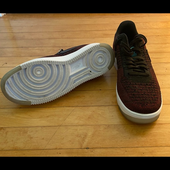 Nike woman’s black and red knit sneaker - Picture 1 of 4